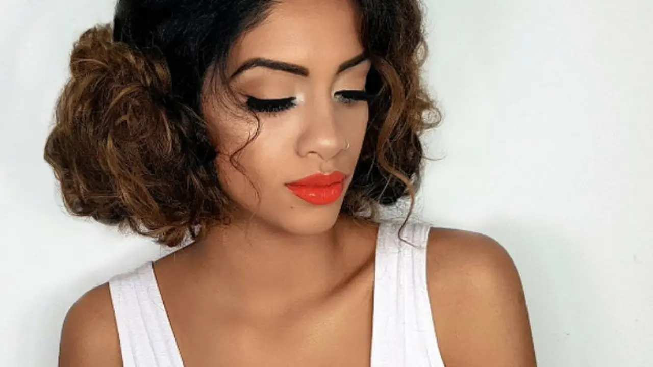 Mau Buat Curly Double Buns? Ini Tutorialnya