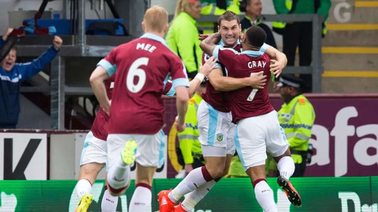 Pemain Burnley rakayan gol ke gawang Liverpool