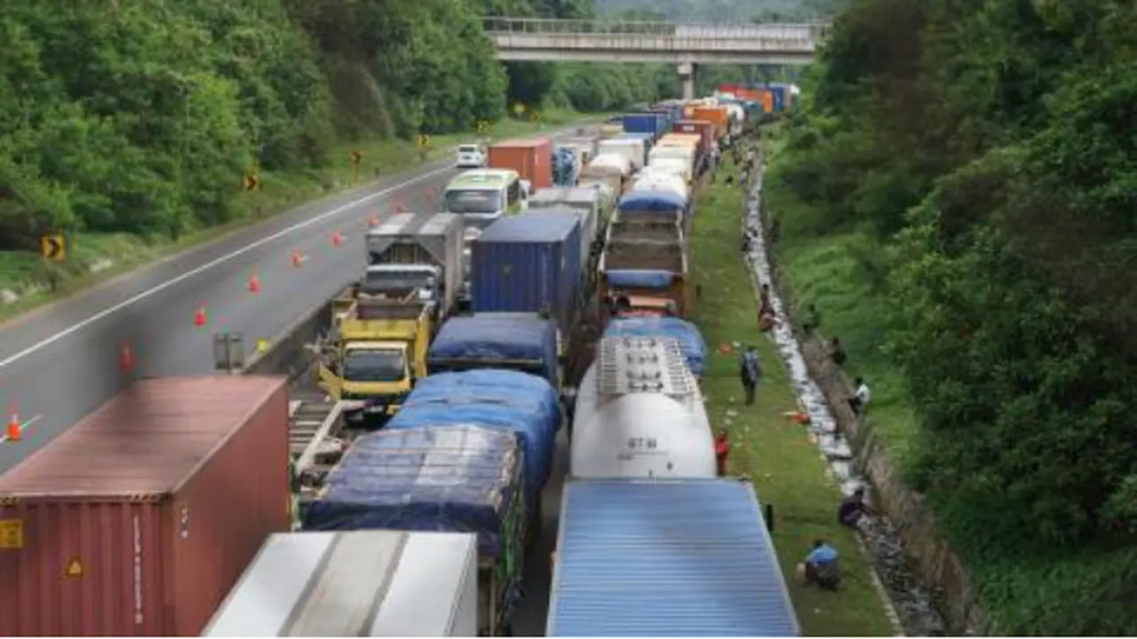 Macet truk barang di ruas tol