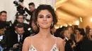 "Selena tak mencari pacar sekarang. Pertunangan Justin malah membuatnya ingin lebih lama menjomblo," ujar seorang sumber. (PopSugar)