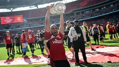 Pemain Manchester United, Sofyan Amrabat mengangkat trofi saat merayakan gelar juara Piala FA 2023/2024 di Stadion Wembley, London, Sabtu (26/05/2024). MU menang dengan skor 2-1 atas Manchester City di partai final. (AFP/Justin Tallis)