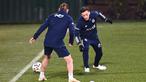 Pemain baru Fenerbahce, Mesut Ozil (kanan), saat mengikuti sesi latihan perdananya bersama tim, di Istanbul, Minggu, (24/1/2021). (Foto: AFP/Ozan Kose)
