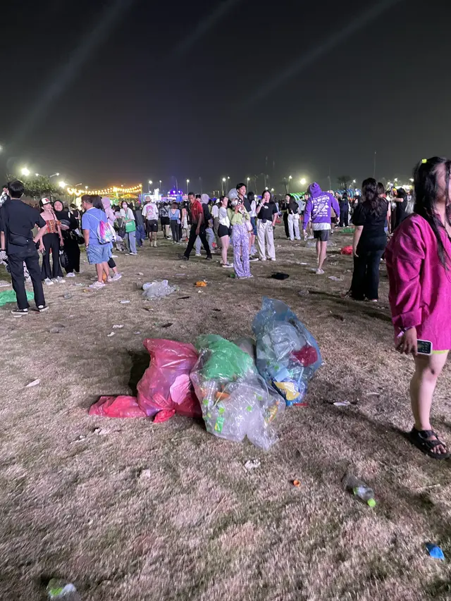 Sampah Jas Hujan Berserakan di Akhir Konser HITC Jakarta, 6 Potretnya Tuai Sorotan
