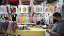 Pedagang menunggu pembeli perlengkapan ibadah di Pasar Tanah Abang Blok A, Jakarta, Senin (4/4/2022). Penjualan busana muslim seperti mukena, kerudung, sajadah dan sarung mengalami peningkatan di bulan Ramadhan. (Liputan6.com/Faizal Fanani)
