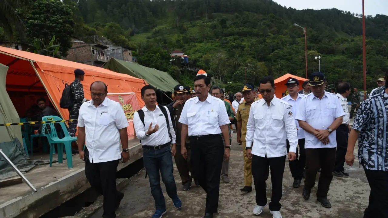 Menko Kemaritima Luhut Binsar Pandjaitan menyambangi Pelabuhan Tigaras, Simalungun