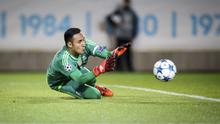 Kiper Real Madrid, Keylor Navas, dilaporkan akan memperpanjang kontraknya. (REUTERS/Andreas Hillergren)