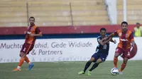 Gelandang bertahan Pusamania Borneo FC, Ponaryo Astaman, mendapat pengawalan ketat pemain Persela pada laga penyisihan Grup C Piala Jenderal Sudirman di Stadion Gelora Delta, Sidoarjo, Sabtu (21/11/2015). (Bola.com/Vitalis Yogi Trisna)
