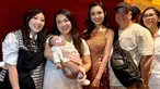 Film Bila Esok Ibu Tiada menggelar gala premiere pada Kamis (30/10). Amanda Manopo yang menjadi salah satu pemainnya, hadir dengan gaya stunning. Kebahagiaannya bertambah dengan kehadiran keluarga. Tampak sang kakak yang membawa bayi dan ayahnya datang mendukung. (Liputan6.com/IG/@angelicamanopo)