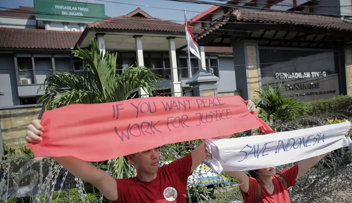 Pendukung Basuki Tjahaja Purnama atau Ahok membentangkan kain saat kembali menggelar aksi di depan Pengadilan Tinggi DKI Jakarta, Jumat (12/5). Mereka berharap agar Pengadilan Tinggi mengabulkan penangguhan penahanan Ahok. (Liputan6.com/Faizal Fanani)