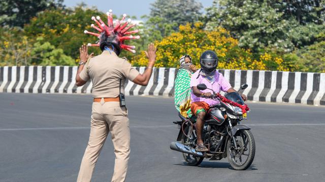 Polisi di India Gunakan Helm Virus Corona