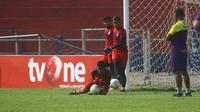 Tiga kiper Persik Kediri harus siap menerima gempuran Mitra Kukar saat bentrokan di Stadion Brawijaya Kota Kediri, Senin (23/9/2019). (Bola.com/Gatot Susetyo)