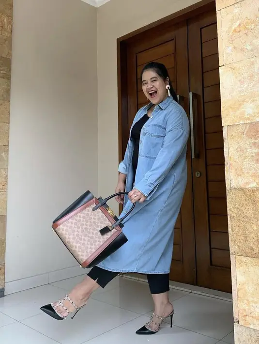 Kahiyang Ayu putri dari Presiden Republik Indonesia ketujuh, Joko Widodo dan istri walikota Medan tampil stylish dengan long outer denimnya, sambil membawa handbag Coach. Dok. @ayanggkahiyang
