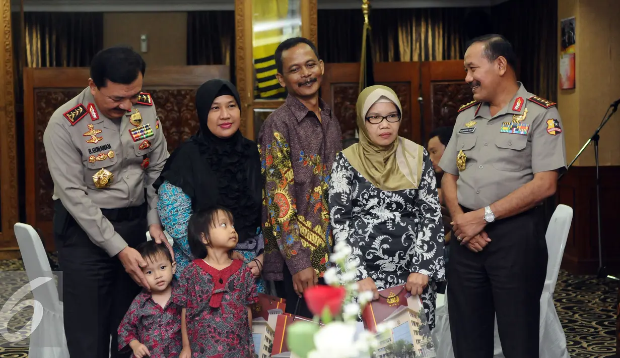 Kapolri, Jenderal Pol Badrodin Haiti (kanan) berbincang dengan keluarga korban teror Jakarta usai menyerahkan bantuan di Mabes Polri, Jakarta, Jumat (22/1/2016). Kapolri menegaskan ini merupakan bentuk kepedulian polri. (Liputan6.com/Helmi Fithriansyah)