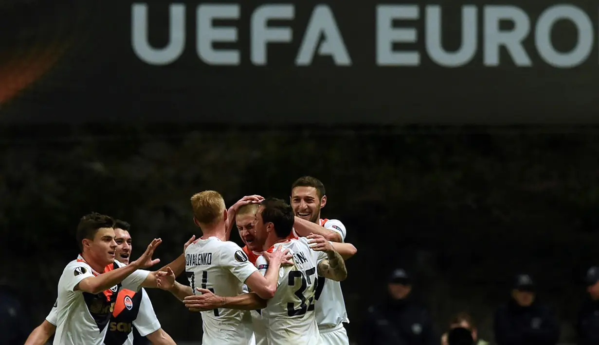 Bek Shakhtar Donetsk, Yaroslav Rakitskiy, mencetak gol pertama saat menang 2-1 di kandang Braga pada laga leg pertama perempat final Liga Europa, di Stadion AXA, Braga, Jumat (8/4/2016) dini hari WIB.  (AFP/Francisco Leong)