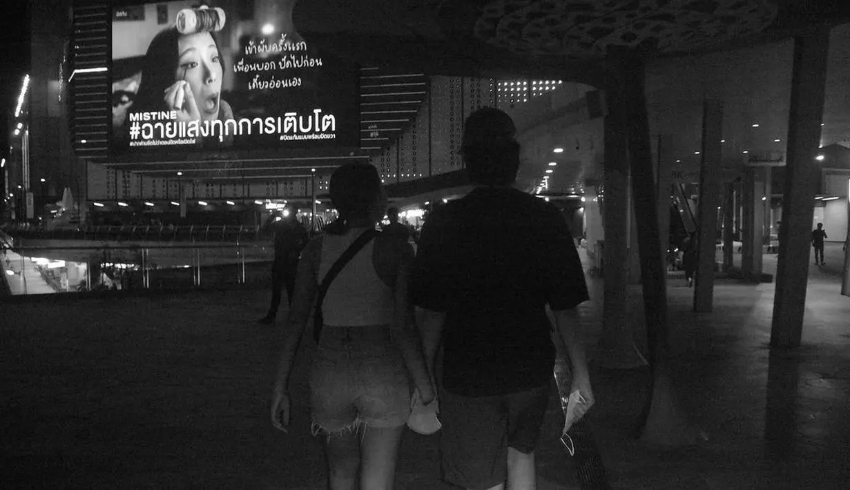 Shenina mengunggah foto-foto estetik tersebut dalam warna hitam putih. (Instagram @shenacinnamon)