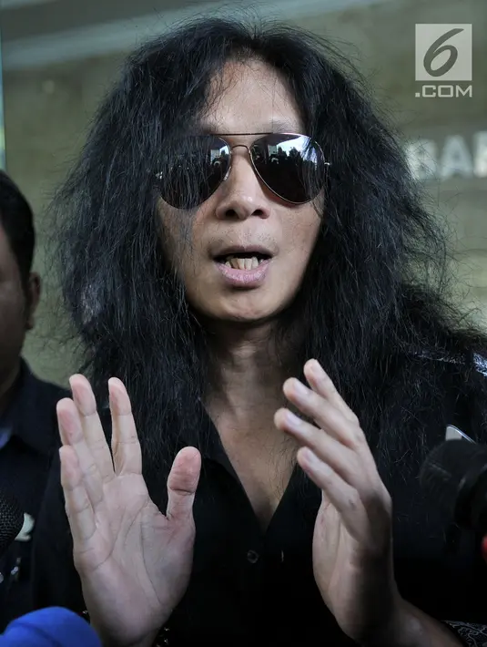 Musikus John Paul Ivan memberi keterangan kepada awak media saat hendak melaporkan portal berita online pribuminews.co.id di Bareskrim Polri, Jakarta, Selasa (22/5). (Merdeka.com/Iqbal S Nugroho)