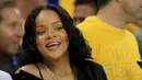 Ekspresi Rihanna menyaksikan pertandingan gim pertama Final NBA 2017 antara Golden State Warriors melawan Cleveland Cavaliers di Oracle Arena, Oakland, (1/6). Dipertandingan final ini Rihanna mendukung Cavaliers. (Ezra Shaw/Getty Images/AFP)