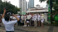 elawan Prabowo Subianto-Sandiaga Uno memadati kawasan Balai Kota DKI Jakarta. (Liputan6.com/Nanda Perdana Putra)