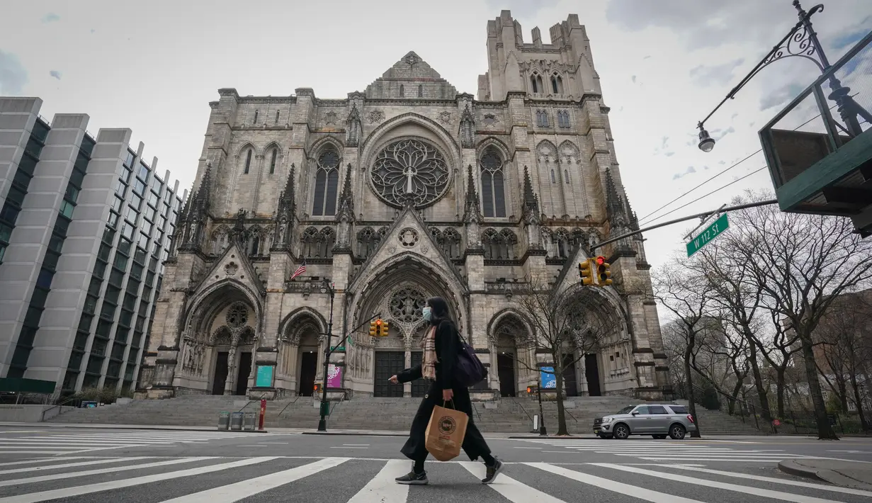 Katedral St. John the Divine yang akan menjadi rumah sakit lapangan untuk menangani pasien virus corona (Covid-19) di New York, 7 April 2020.  Gereja yang dikenal sebagai Katedral Gotik terbesar di dunia itu diestimasi dapat menampung sembilan tenda medis di ruang bawah tanah. (Bryan R. Smith/AFP)