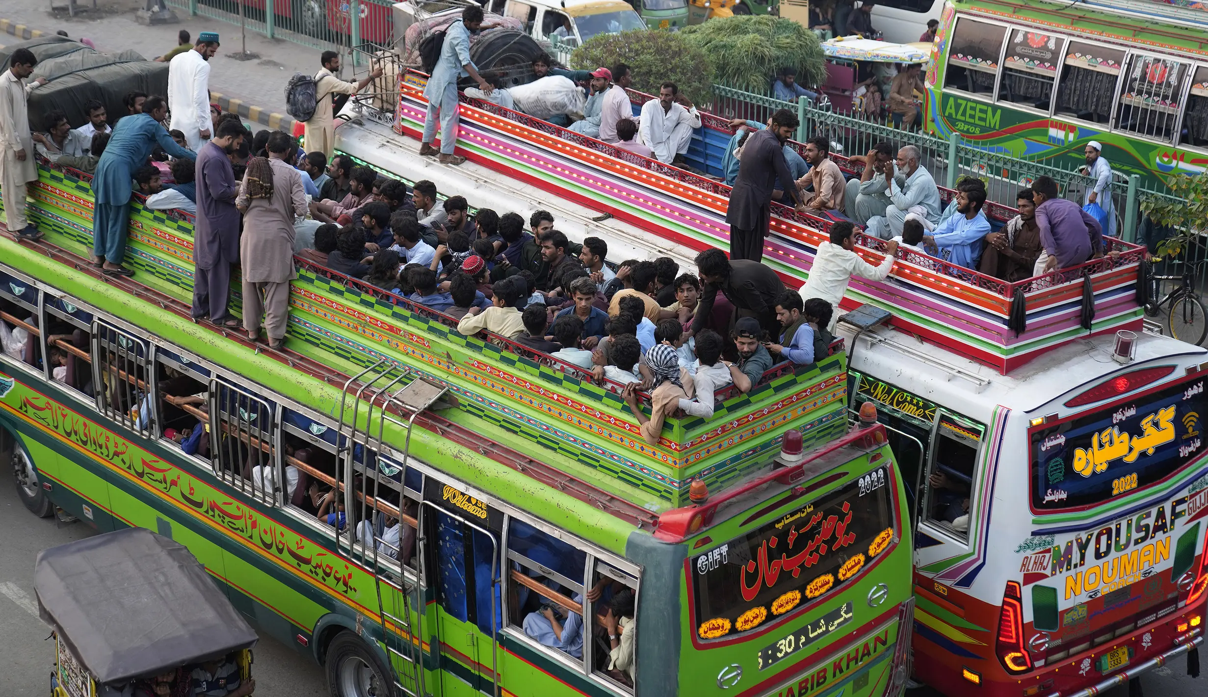 Suasana Mudik di Pakistan saat Idul Adha, Sampai Naik ke Atap Bus ...