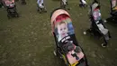 Sehari sebelumnya, boneka beruang yang ditutup matanya dengan foto anak-anak yang diculik diletakkan di depan air mancur di Tel Aviv. (AP Photo/Themba Hadebe)