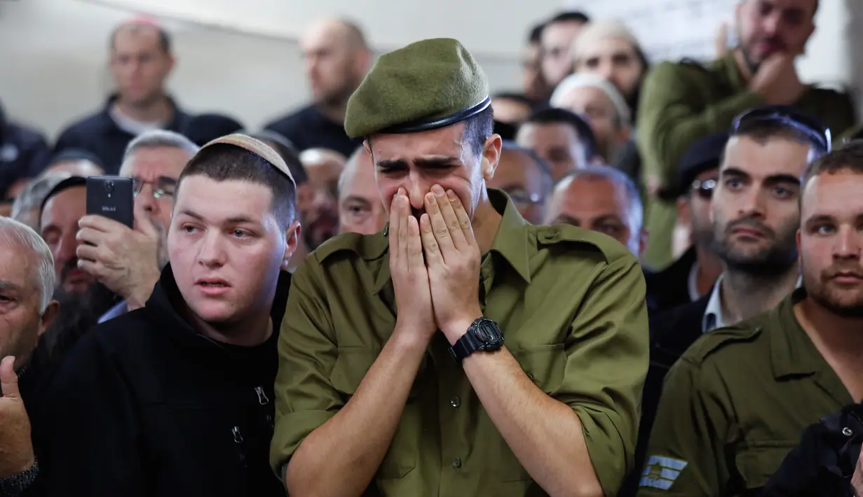 Tangis tentara Israel saat memakamkan Yosef Cohen di Yerusalem, Jumat (14/12). Cohen  adalah salah satu dari dua tentara Israel yang tewas ditembak pria Palestina. (AP Photo/Ariel Schalit)