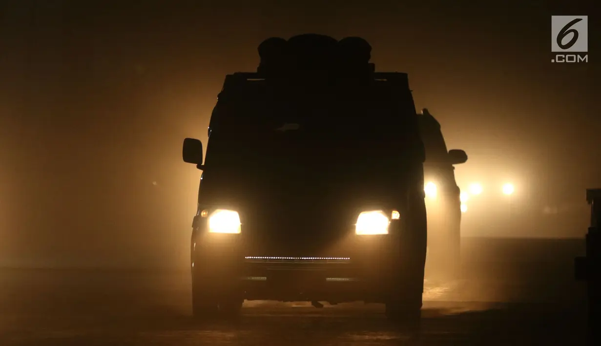 Suasana jalan tol fungsional Brebes-Batang di Pemalang pada malam hari, Jawa Tengah, Kamis (22/6). Kondisi jalan berdebu dan tanpa lampu penerang jalan. (Liputan6.com/Gempur M Surya)