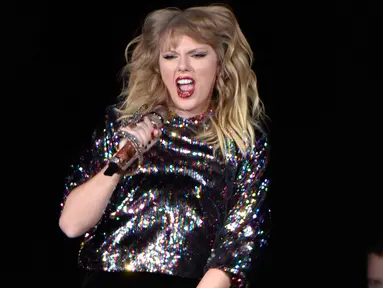 Penyanyi Taylor Swift saat tampil di atas panggung B96 Jingle Bash di Allstate Arena di Rosemont, Illinois (7/12). (Photo by Rob Grabowski/Invision/AP)