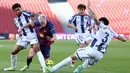 Bertanding di Stadion Camp Nou, Barcelona sukses membungkam Levante dengan skor telak 3-0. Tampak dalam foto, gelandang Barcelona asal Spanyol, Daniel Olmo (kedua kiri) berusaha melewati adangan tiga pemain Levante, Kareem Tunde (kiri), Matias Agustin Moreno, dan Alan Matturro (kanan) selama pertandingan pekan ke-25 La Liga 2025/2026 di Stadion Camp Nou, Minggu 22 Februari 2026. (Josep LAGO/AFP)