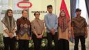 Menlu Retno Marsudi foto bersama dengan Muhammad Farhan, WNI yang disandera kelompok Abu Sayyaf bersama keluarga saat dipertemukan di Kantor Kemenlu, Jakarta, Kamis (23/1/2020). (Liputan6.com/Faizal Fanani)