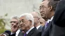Presiden Palestina Mahmoud Abbas dan Sekjen PBB Ban Ki-moon saat upacara pengibaran bendera Palestina di markas besar PBB, New York, Rabu (30/9). Sidang majelis Umum PBB menyetujui untuk mengibarkan bendera Palestina dan Vatikan. (REUTERS/Andrew Kelly)