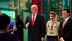 Seorang pengunjung berpose di dekat Patung lilin Presiden AS Donald Trump di Museum Lilin di Mexico City, Selasa (31/1). (AFP PHOTO / Yuri CORTEZ)