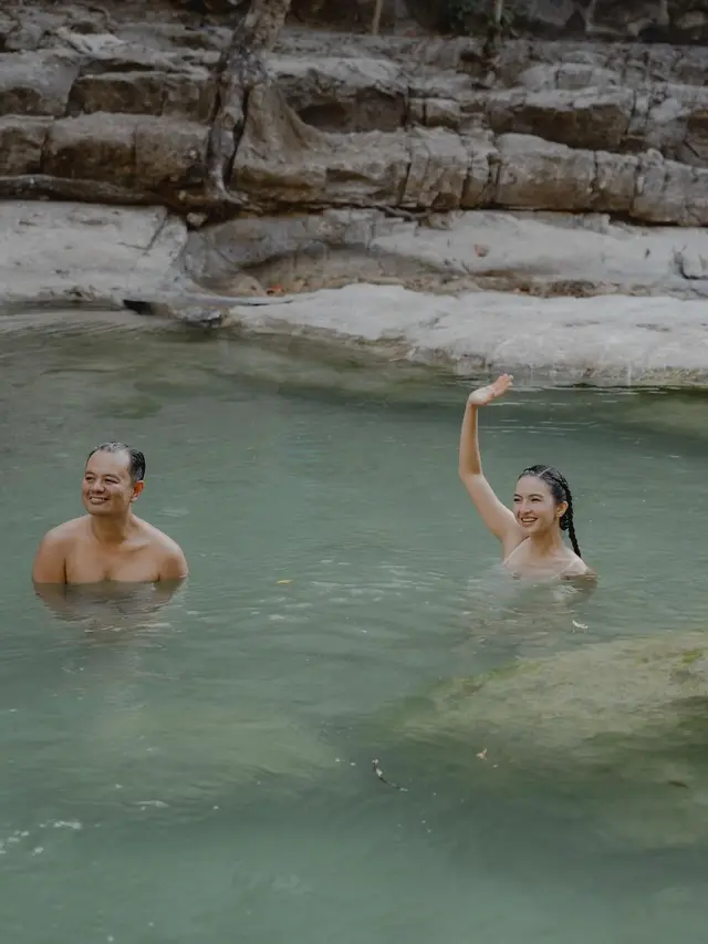 Raline Shah di air terjun (Instagram/ralineshah)