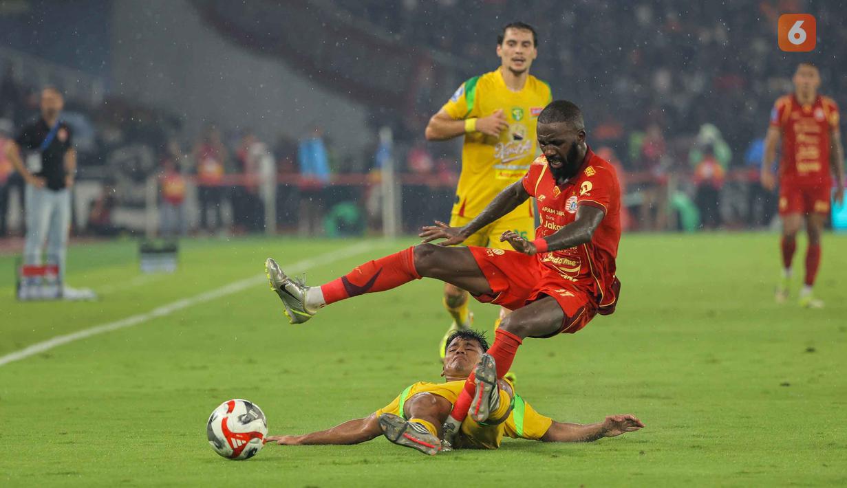 Hingga peluit akhir dibunyikan, tidak ada lagi gol yang tercipta dari kedua tim. Persija unggul 3-0 atas Persebaya. Tampak dalam foto, penyerang Sayap Kanan Persija, Allano Brendon De Souza Lima melompat menghindari tekel pemain Persebaya pada pertandingan pekan ke-27 BRI Super League 2025/2026 di Stadion Utama Gelora Bung Karno (SUGBK), Jakarta, Sabtu (11/4/2026). (Bola.com/Bagaskara Lazuardi)