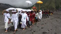 Perayaan Hari Raya Yadnya Kasada (Kasodo) yang biasa dilakukan Suku Tengger di kawah Gunung Bromo sukses mendatangkan ribuan wisatawan.