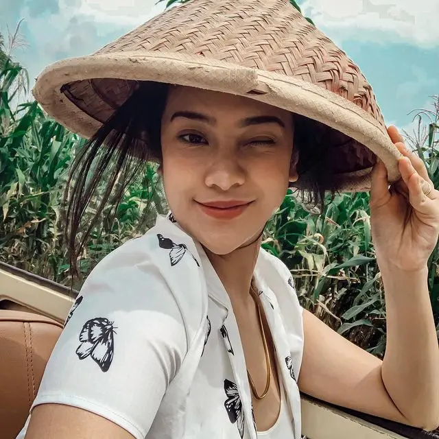 Syuting Bareng, Ini 7 Momen Liburan Anya Geraldine ke Magelang