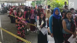 Peserta mengantre untuk mendaftar audisi Liga Dangdut Indonesia 2 (LIDA 2) di Wisma Perdamaian Semarang, Jawa Tengah, Minggu (16/12). Audisi ini dapat diikuti oleh pria atau wanita berusia 15-25 tahun. (Liputan6.com/Gholib)