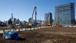 Sebuah lahan sedang dibangun stadion untuk Olimpiade Musim Panas 2020 di Tokyo, Jepang (10/12). Olimpiade 2020 juga akan menghadirkan 5 cabang olah raga baru, di antaranya bisbol, karate, mendaki, papan seluncur, dan berselancar. (Reuters/Kim Kyung-Hoon)