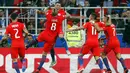 Para pemain Cile merayakan gol yang dicetak Martin Rodriguez pada laga Grup B Piala Konfederasi 2017 di Arena Otkrytiye, Moskow, Minggu (25/6/2017). Cile bermain imbang 1-1 dengan Australia. (EPA/Sergei Ilnitsky)