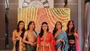 Mengusung tema Bollywood, Rachel dan para bestie-nya tampil maksimal dalam pesta kostum bernuansa tradisional India. (Instagram @rachelvennya)