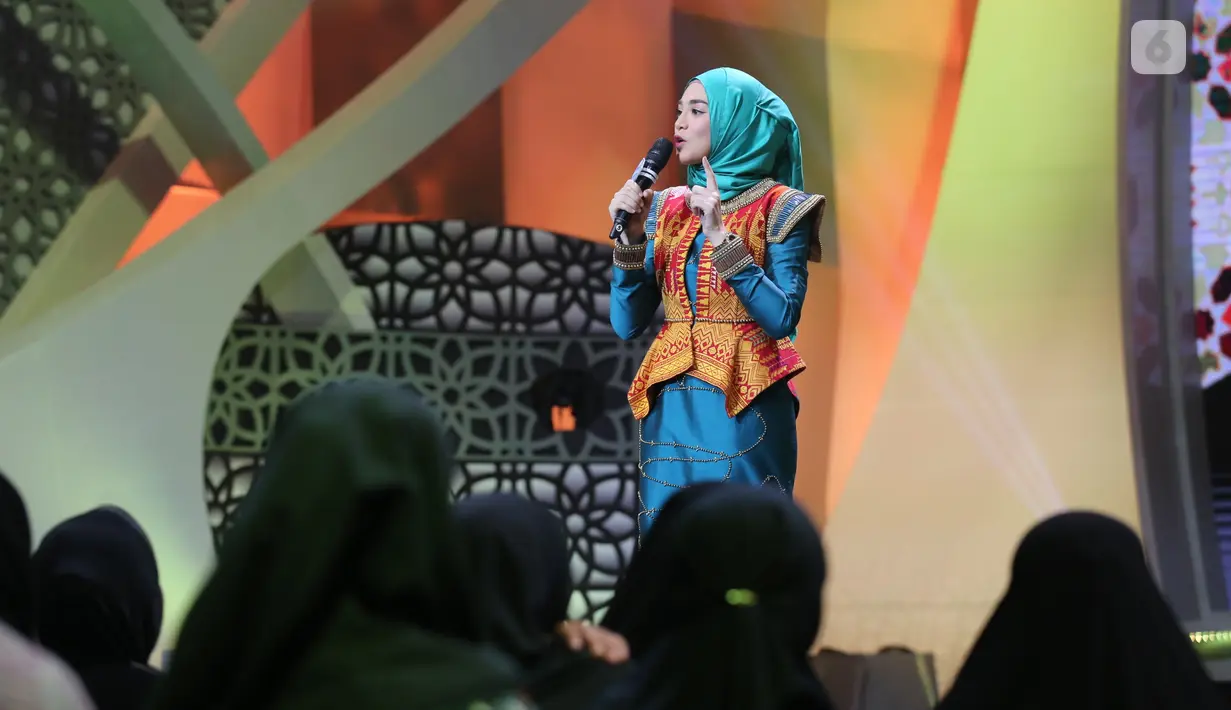 Presenter berhijab yang selalu tampil ceria itu memiliki cerita mengejutkan. Ia mengaku pernah ingin mengakhiri hidupnya lantaran putus asa yang dirasakan beberapa tahun silam. (Adrian Putra/Bintang.com)