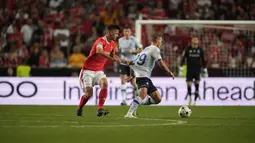 Gelandang Benfica Julian Weigl berebut bola dengan penyerang Dynamo Kiev Vitaliy Buyalskiy pada babak Play Off Liga Champions melawan Dynamo Kiev di Estadio da Luz, Lisboa, Portugal, Rabu (24/8/2022) dini hari WIB. Benfica melaju ke babak penyisihan grup Liga Champions musim 2022/2023 setelah menang 3-0 atas Dynamo Kiev. (AP Photo/Armando Franca)