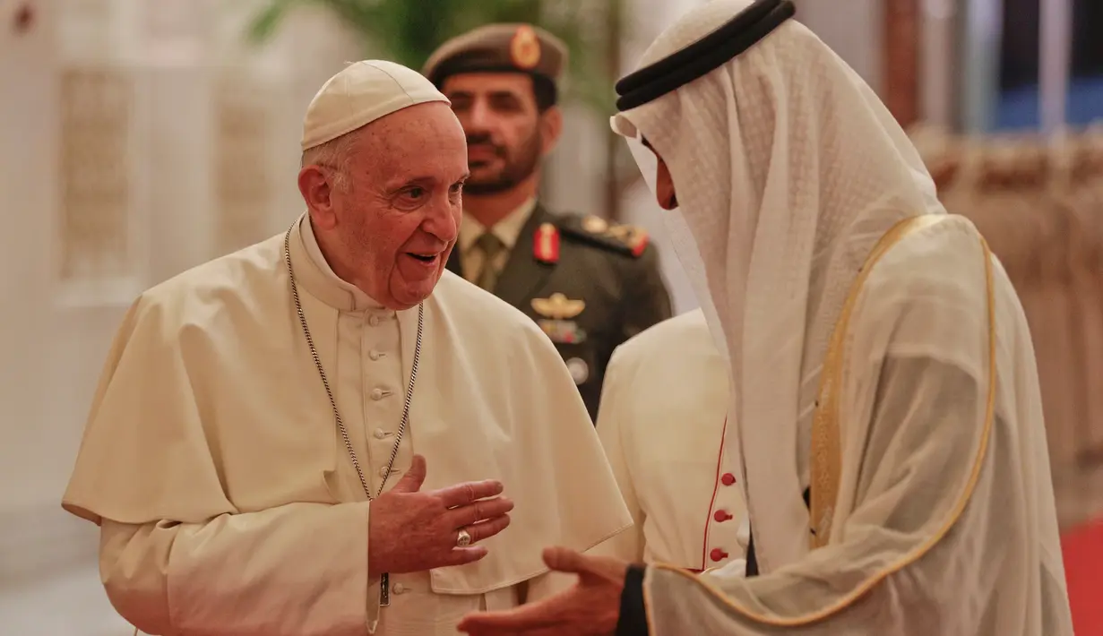 Paus Fransiskus berbincang dengan Putra Mahkota Mohamad bin Zayed Al-Nahyan saat tiba di bandara Internasional Abu Dhabi di Uni Emirat Arab (3/2). Paus akan menghadiri pertemuan dengan sejumlah ulama Islam. (AP Photo/Andrew Medichini)
