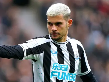 Pemain Newcastle United Bruno Guimaraes memberi isyarat saat melawan Wolverhampton Wanderers pada pertandingan sepak bola Liga Inggris di St. James' Park, Newcastle, Inggris, 12 Maret 2023. Newcastle United mengalahan Wolverhampton Wanderers dengan skor 2-1. (Owen Humphreys/PA via AP)