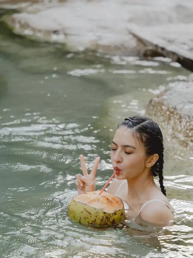 Raline Shah di air terjun (Instagram/ralineshah)
