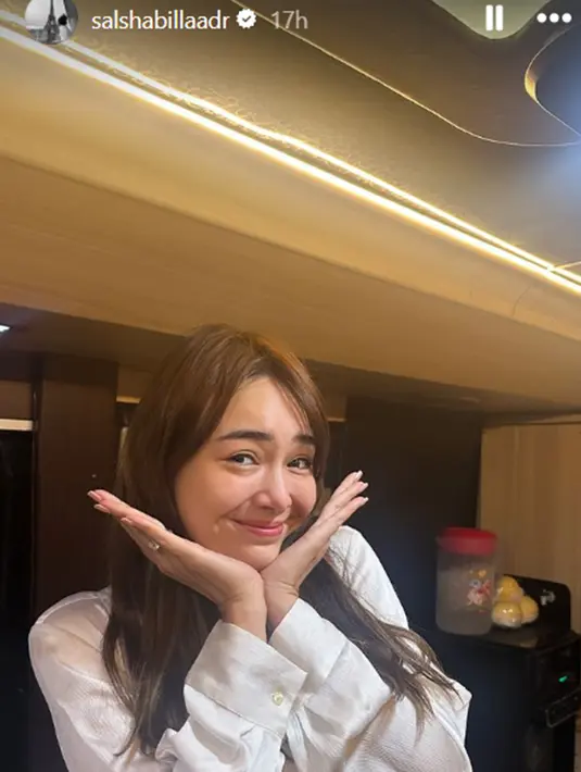 Meski sudah berusia 25 tahun, namun Amanda tetap bak anak remaja belasan tahun. Foto Amanda Manopo ini diunggah oleh Salshabilla Adriani beberapa menit sebelum unggah video kejutan ulang tahun Amanda. Seharian di lokasi syuting, tak heran jika Amanda dan Salshabilla sangat dekat. Dalam sinetron tersebut, Amanda Manopo berperan sebagai Yasmin dan Salsha sebagai Dania. (Liputan6.com/IG/@salshabillaadr)