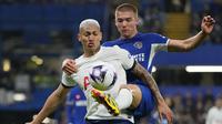 Penyerang Tottenham Hotspur Richarlison bersaing dengan bek Chelsea Alfie Gilchrist pada laga tunda pekan ke-26 Premier League 2023/2024 di Stamford Bridge, Jumat (3/5/2024) dini hari WIB. (AP Photo/Kirsty Wigglesworth)