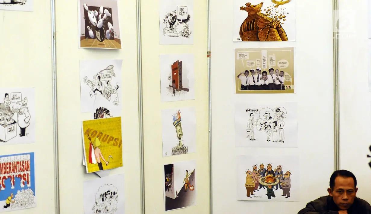 Pengunjung beristirahat diantara karikatur antikorupsi pada pameran Indonesia International Book Fair (IIBF) 2017 di Jakarta, Jumat (8/9). KPK menampilkan stand yang mengedukasi masyarakat tentang antikorupsi. (Liputan6.com/Helmi Fithriansyah)