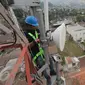 Teknisi XL melakukan perawatan atas perangkat BTS 4G di atas menara di kawasan Lembang, Bandung, (2/11/2015). Proses refarming atau penataan ulang frekuensi 1800Mhz telah selesai untuk wilayah Kota Bandung dan sekitarnya. (Liputan6.com/Yudha Gunawan)