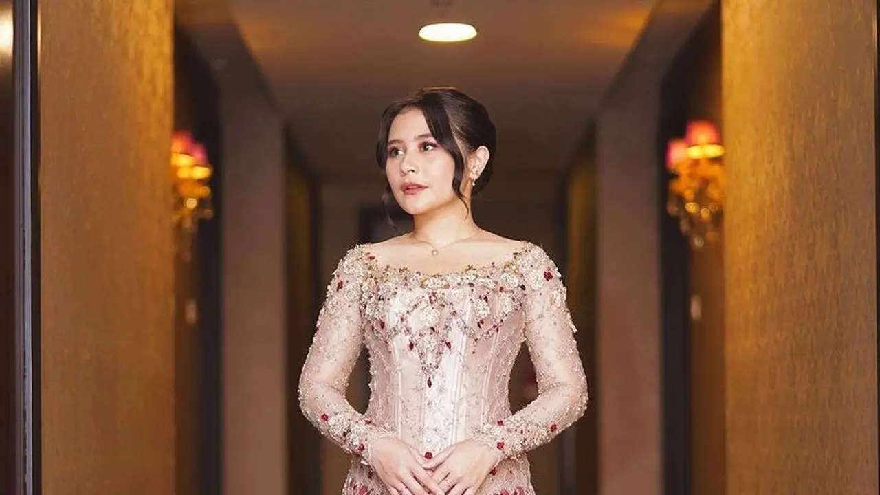 10 Ide Style Elegan Pakai Kebaya dan Rok Lilit ala Artis, Shenina Cinnamon-Prilly Latuconsina